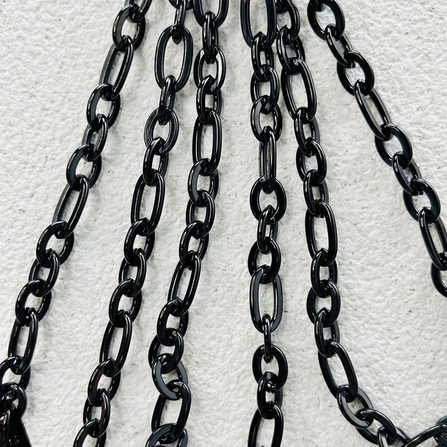 1 meter of hard black chain